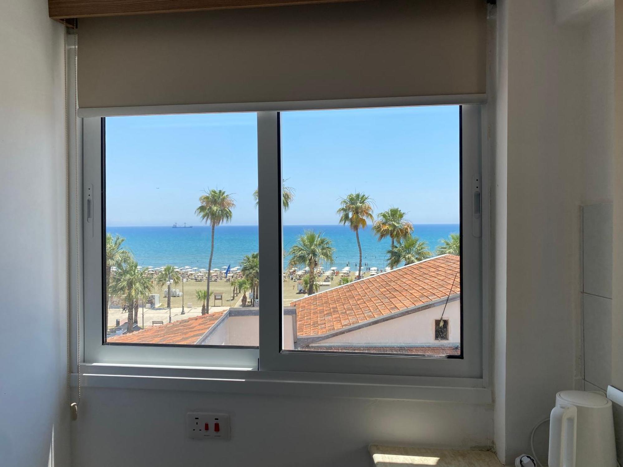 Larnaca Bay Suites Exterior foto