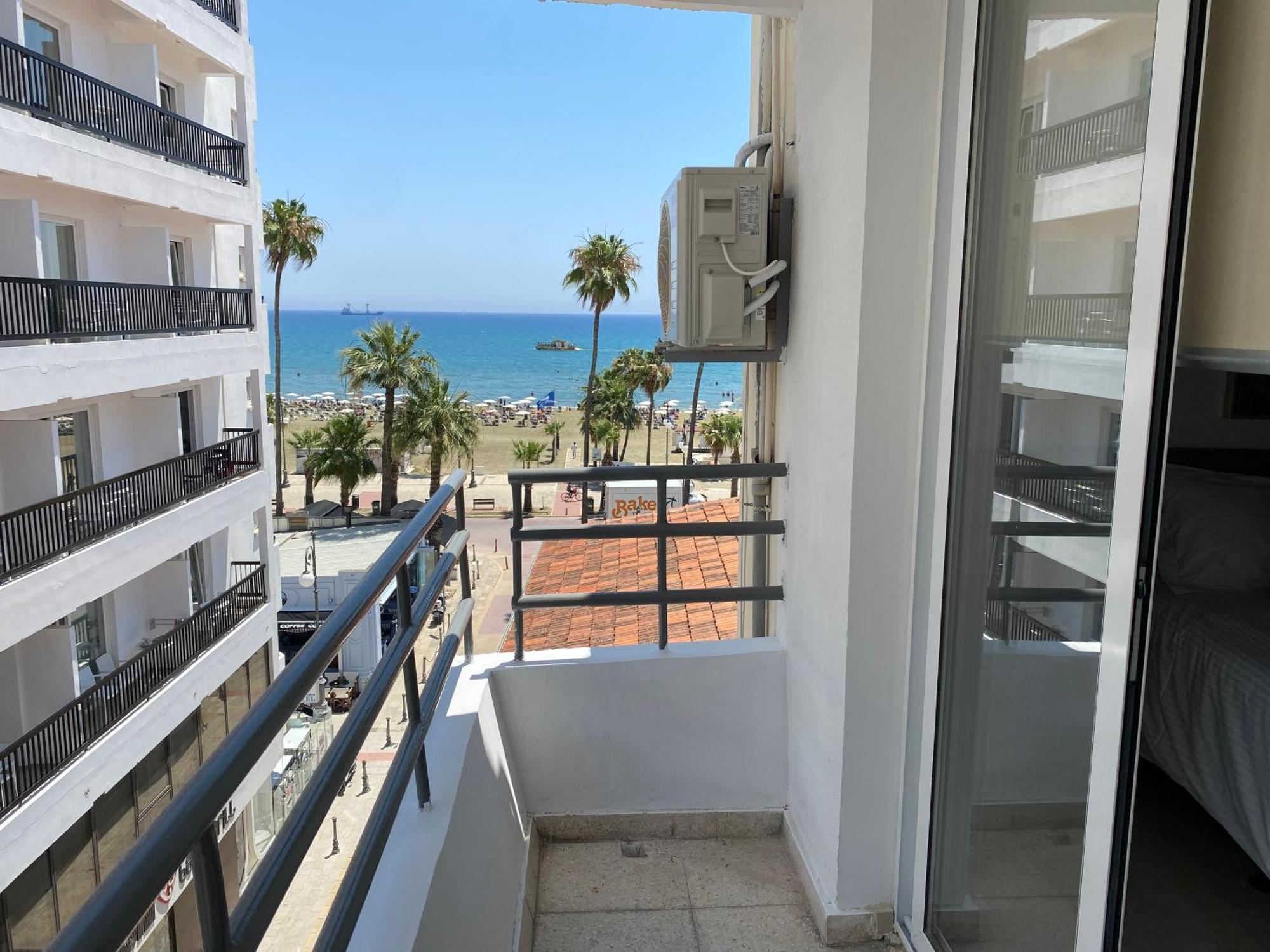 Larnaca Bay Suites Exterior foto
